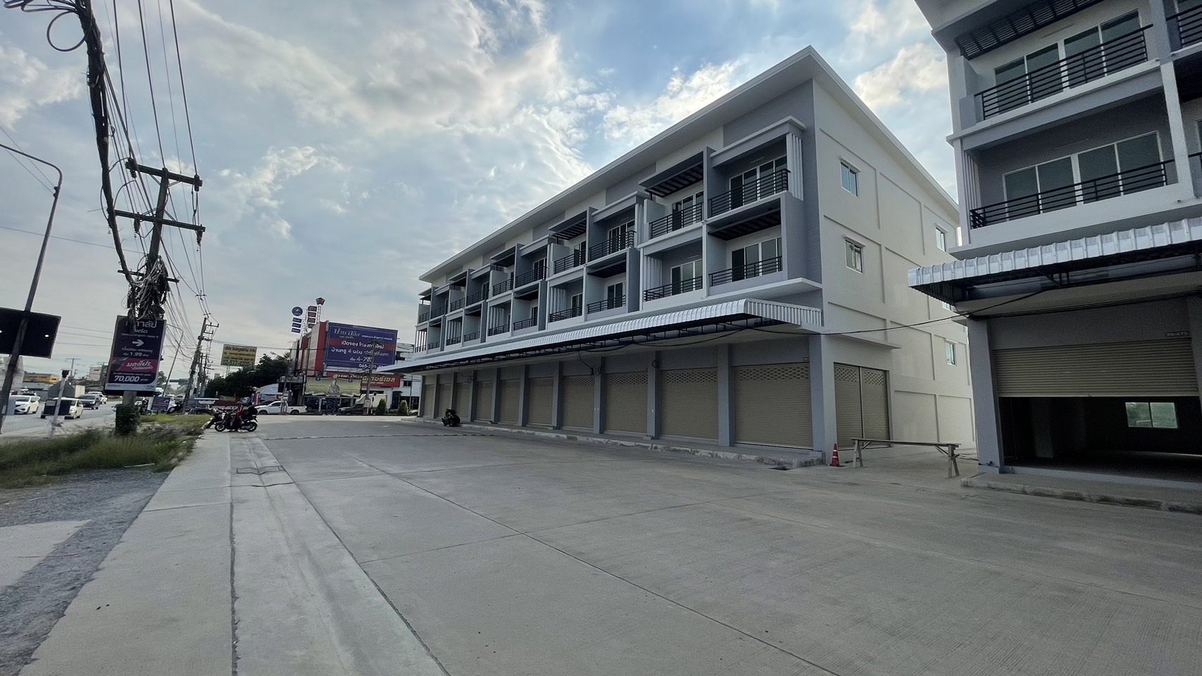 ขาย/ให้เช่า อาคารพาณิชย์2คูหา 3.5ชั้น (อยู่ตรงข้ามตลาดชัชวาล ลำลูกกาคลอง7) มีที่จอดรถส่วนตัว เจ้าของปล่อยเองครับ